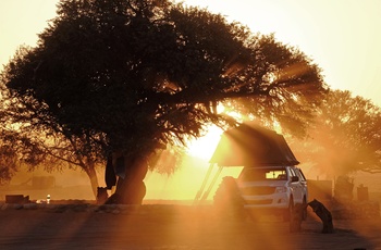 Rejsende camper i deres 4WD med tagtelt nær Sossusvlei, Namib-Naukluft National Park, Namibia