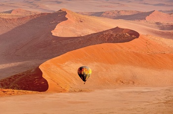 Luftballon over de enorme sandklitter i Sossusvlei, Namib-Naukluft National Park, Namibia