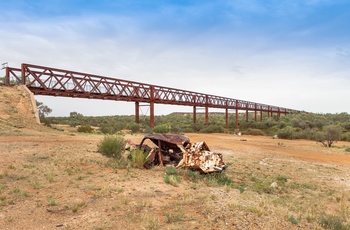 Jernbanebro gennem outbacken langs i Oodnadatta Track - South Australia