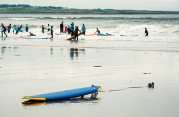 Surfere på stranden Stanhill Beach øst for Sligo, Irland