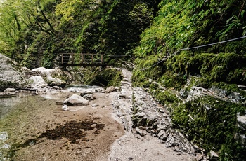 Sti til vandfaldet Kozjak Falls i Slovenien