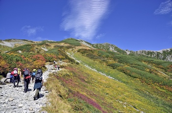 På vandring langs Tateyema Kurobe Alpine Route, de japanske Alper, Japan AS