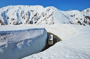 Bus kører gennem Yukino-ōtani snekorridor langs Tateyema Kurobe Alpine Route, de japanske Alper, Japan AS