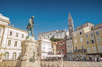 Tatini-pladsen i kystbyen Piran med en statue af komponisten Giuseppe Tartini - Slovenien