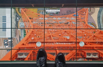 Fødder på glasgulv i Tokyo Tower - Japan