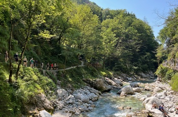 Turister på vej gennem Tolmin kløften i Slovenien