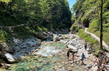 Turister i Tolmin kløften i Slovenien