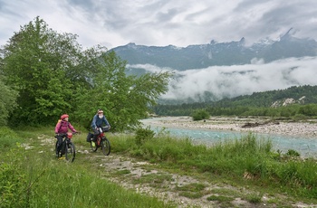 Par på cykeltur i Triglav National Park, Slovenien