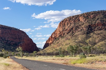 Vej mod Simpsons Gap, West MacDonnell Ranges - NT i Australien