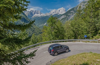 Et af de mange hårnålesving på vejen til Vrsic-bjergpasset i Slovenien