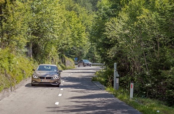 Trafik på vejen til Vrsic-bjergpasset i de julianske Alper i Slovenien