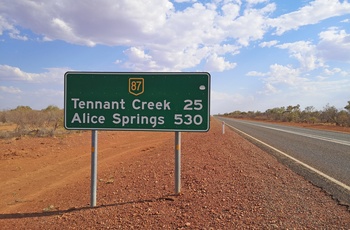 Vejskilt på Stuart Highway til Tennant Creek og Alice Springs, Northern Territory