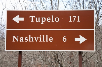 Vejskilt til Tupelo og Nashville - Sydstaterne