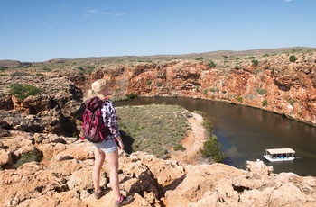 Ung kvinde kigger på Yardie Creek i Cape Range National Park i Western Australia